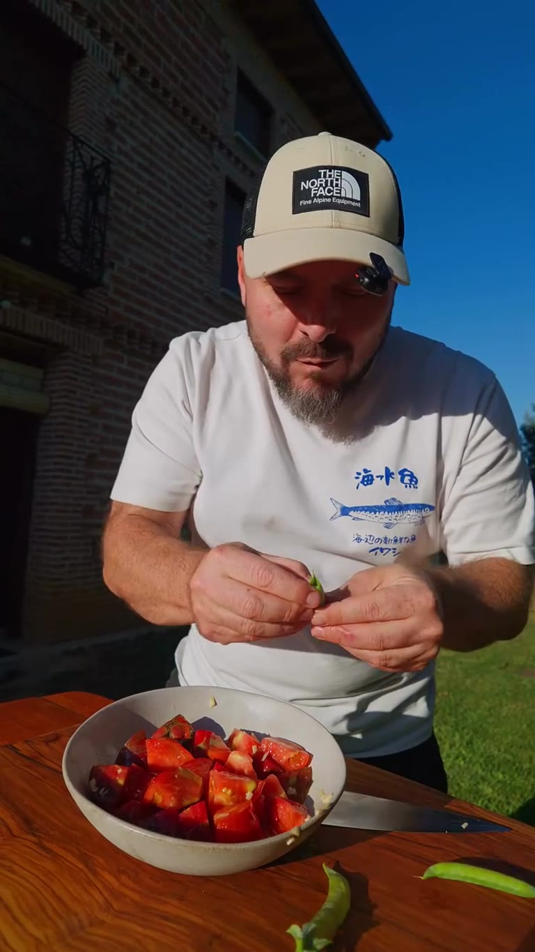 Tomate aliñado con ajo y aceite de oliva